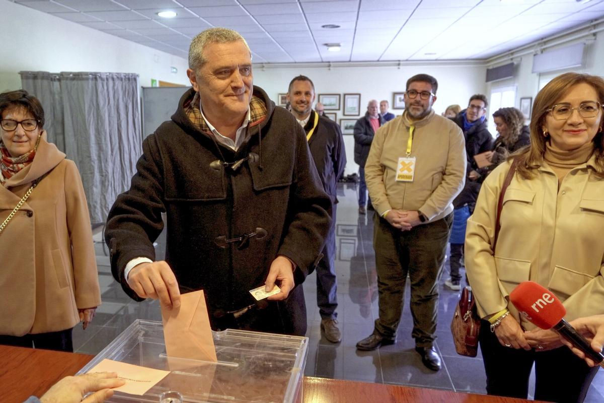 El candidato de Por Ávila a las Cortes de Castilla y León Pedro Pascual ejerce su derecho al voto en Ávila, este domingo.