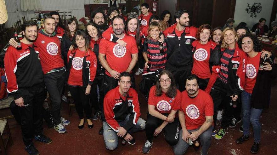 Participantes en la fiesta aniversario del Herdeiros de Dhais, anoche en Donramiro. // Bernabé/Javier Lalín