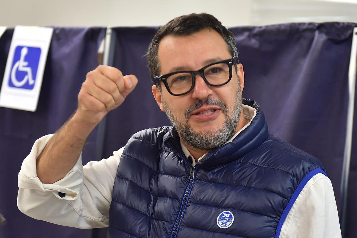 El líder del partido de la Liga, Matteo Salvini, en un colegio electoral durante las elecciones anticipadas, en Milán.