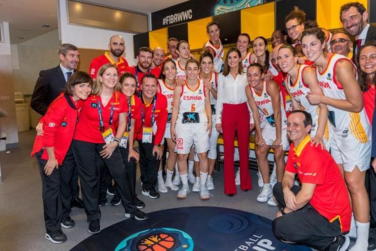 Letizia Ortiz con pantalón rojo de Roberto Torretta y camisa blanca de Hugo Boss en Tenerife