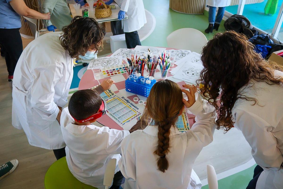 El Materno Infantil de Málaga conmemora el Día Internacional del Cáncer Infantil