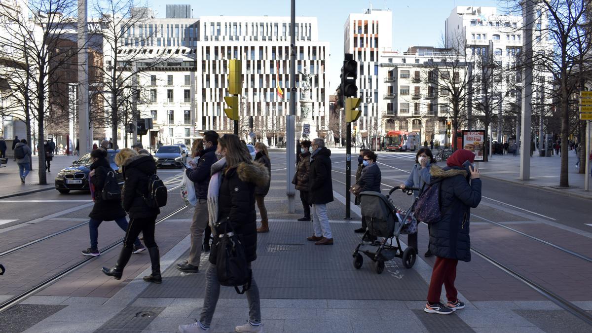 Varios zaragozanos, este martes, paseando por Pº de la Indenpendencia.