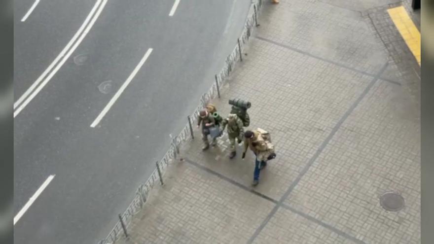 Soldados ucranianos, preparados para ir al frente.