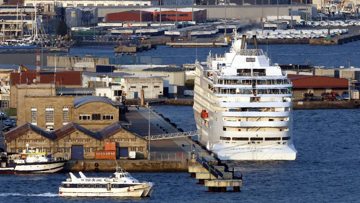 El crucero Seven Seas Navigator este domingo 16 de agosto en el puerto de Vigo.