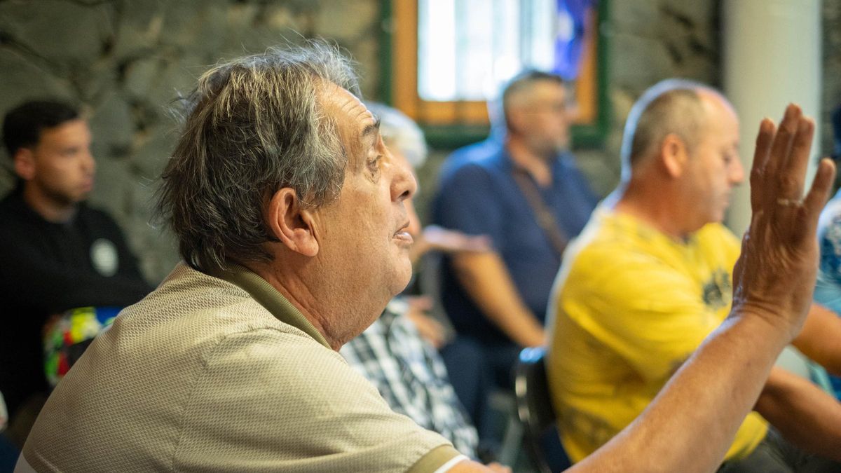 Jesús Marrero, propietario de Venta Marrero, en Benijo, en una de las asambleas sobre movilidad.