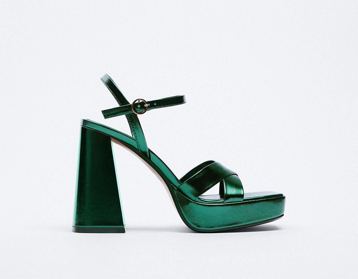 Sandalias plataforma verdes metalizadas de Zara