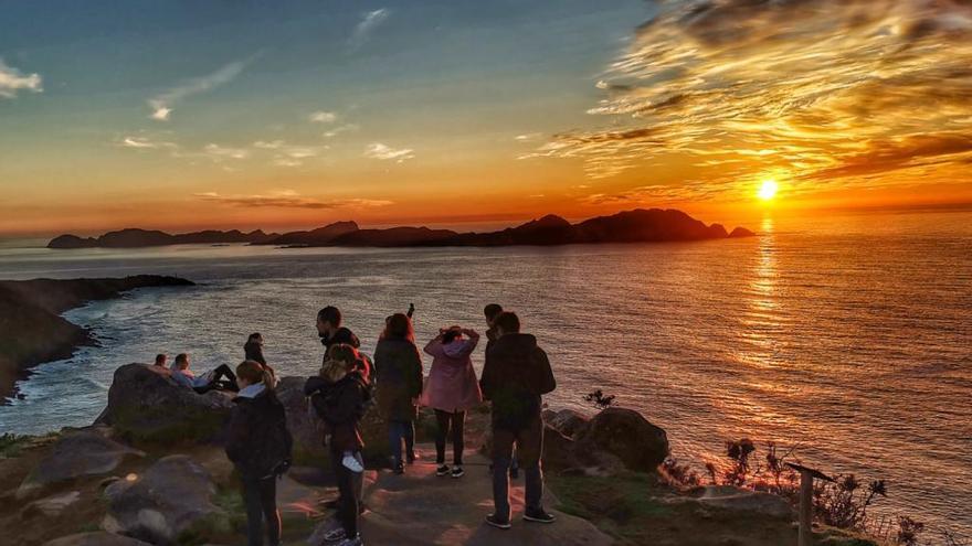 Atardecer en el mirador del monte Facho, con las Cíes al fondo. // Santos Álvarez