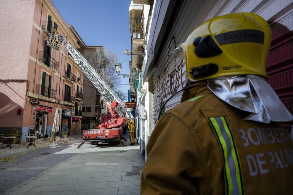 In der Fußgängerzone des Carrer Oms im Zentrum von Palma sind am Dienstagvormittag (14.2.) Steinblöcke dreier Balkone herabgestürzt. Ein 20-jähriger Kellner wurde leicht verletzt.