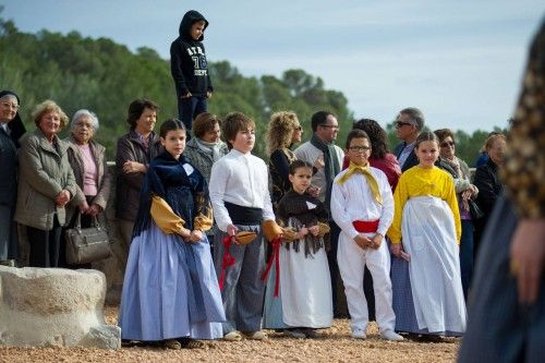 Decenas de personas asisten a la 'ballada' con la que se inaugura la restauración de este pozo del siglo XVIII ubicado en ses Salines