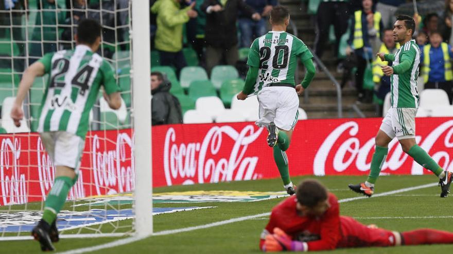 Germán Pezzel celebra el tercer gol del Betis.