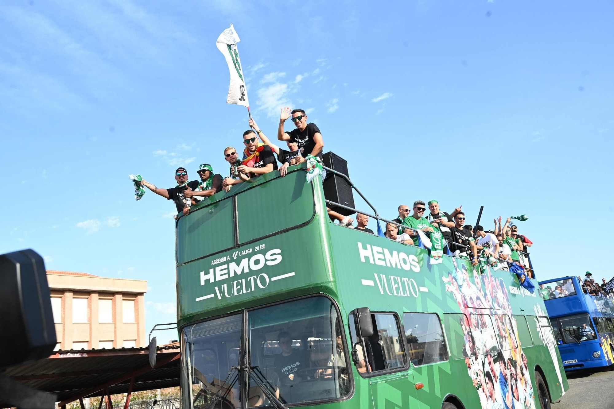 El Elche CF celebra el ascenso a Primera con una rúa en autobús hasta la Plaça de Baix