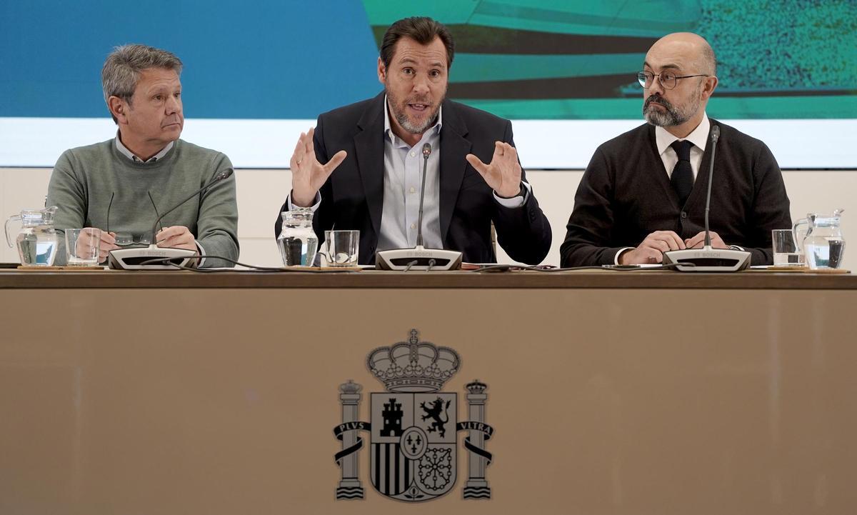 Óscar Puente, ministro de Transportes durante la rueda de prensa que ha ofrecido junto a Luis Pedro Marco de la Pena, presidente de Adif, y José Antonio Santano Clavero, Secretario de Estado de Transportes.
