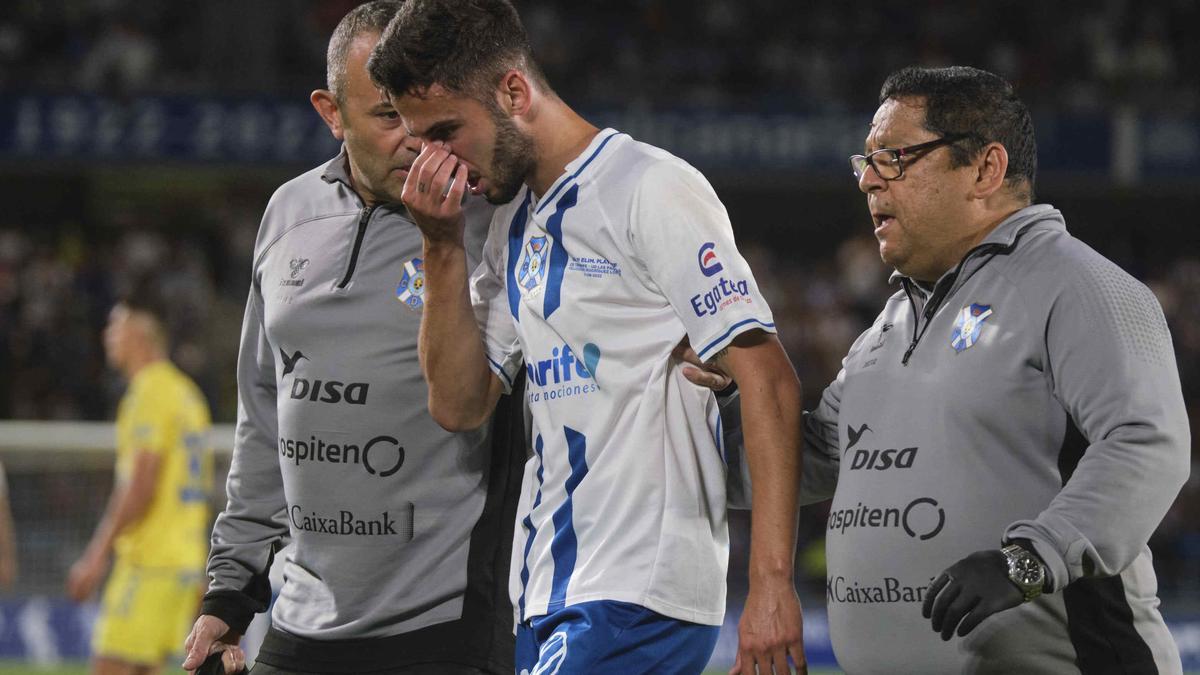 Andrés Martín sale del terreno de juego tras un lance con el portero de la UD Las Palmas en la primera eliminatoria del playoff.