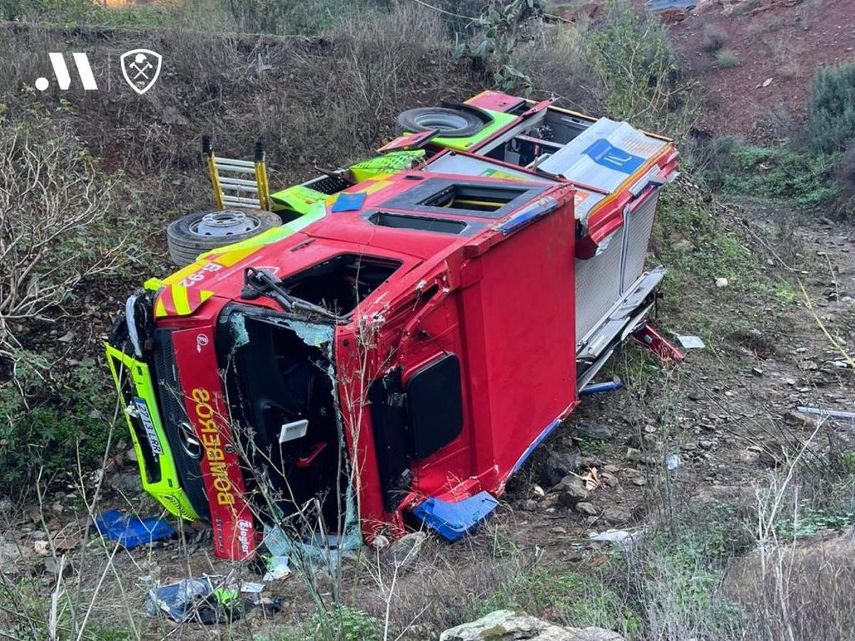 El camión de bomberos accidentado esta madrugada.