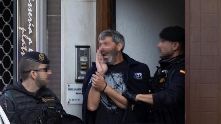 Uno de los CDR detenidos durante el registro de un domicilio en Sabadell.