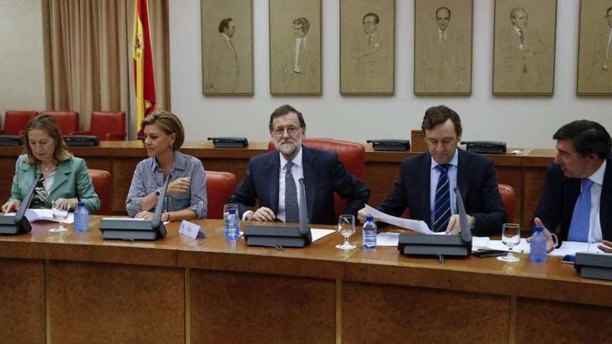 De izq. a dcha., Ana Pastor, Dolores de Cospedal, Mariano Rajoy, Rafael Hernando y José Antonio Bermúdez de Castro, ayer, al inicio de la reunión de los diputados del PP. // Efe