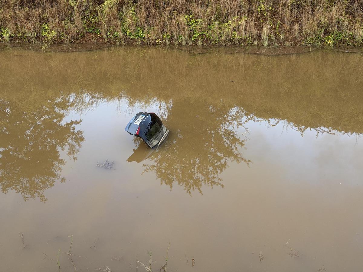 Un coche hundido en un paso inferior en la zona del camping Les Sirenes de Creixell, que ha tenido que ser desalojado