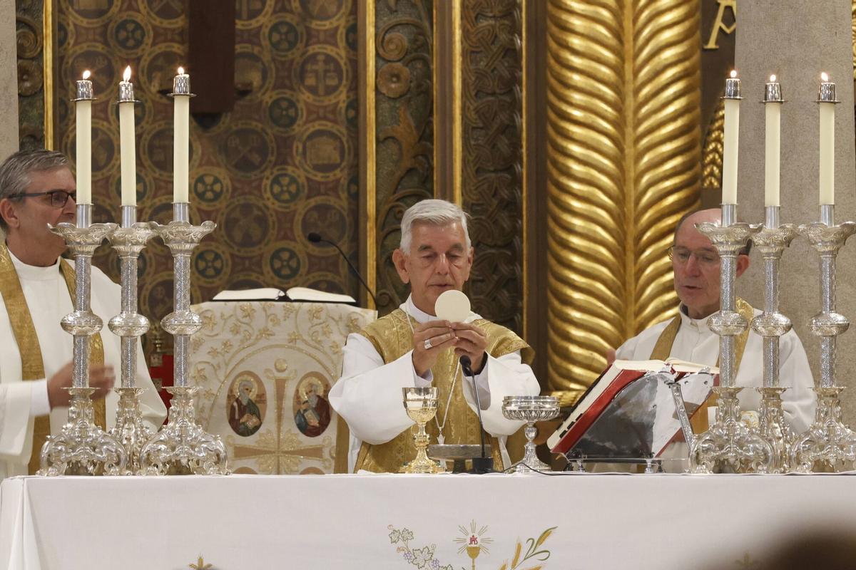 EN IMÁGENES: El Corpus Christi de Somió luce en todo su esplendor con una misa y procesión oficiada por Kike Figaredo: "Estamos muy contentos de que nos acompañe EN IMÁGENES: El Corpus Christi de Somió luce en todo su esplendor con una misa y procesión oficiada por Kike Figaredo: "Estamos muy contentos de que nos acompañe