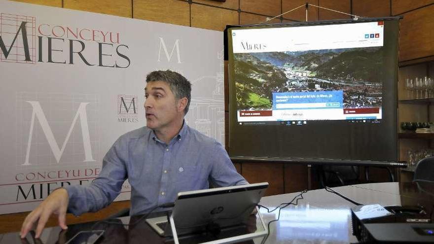 Jesús Fernández, responsable de la página web, muestra los contenidos del portal.