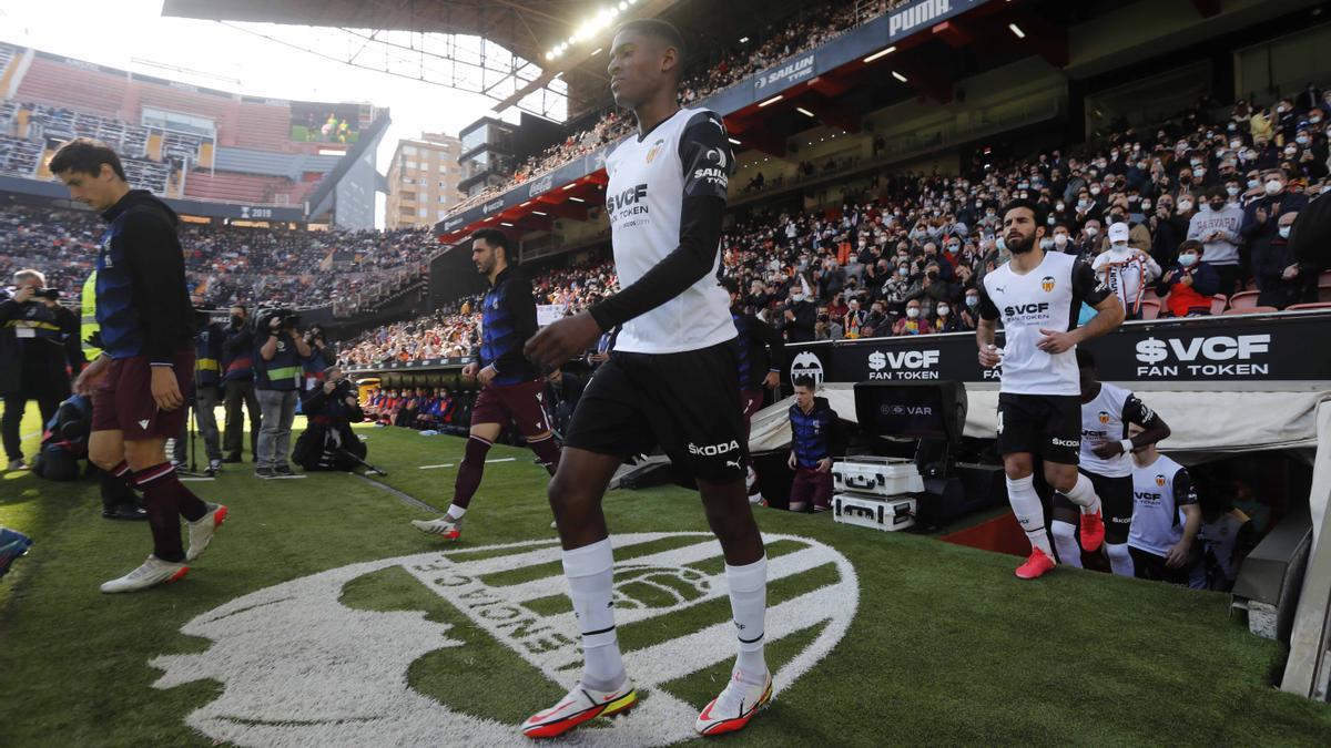 Mosquera en un partido con el Valencia