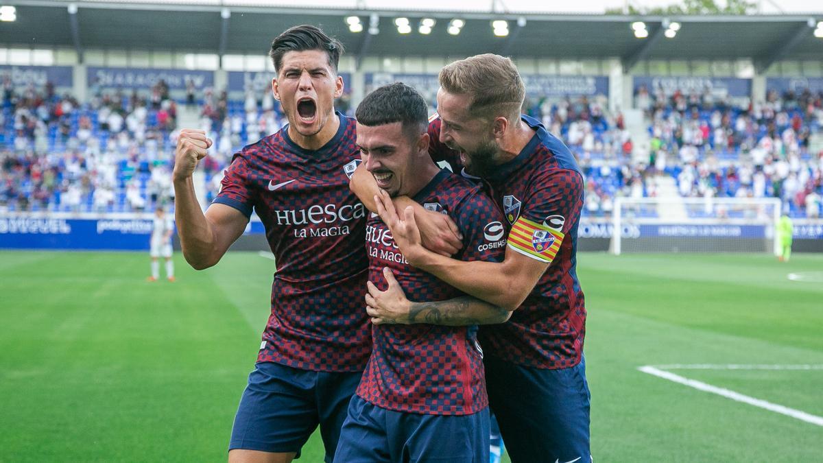 Salvador, Joaquín y Pulido celebran el primer gol del conjunto oscense