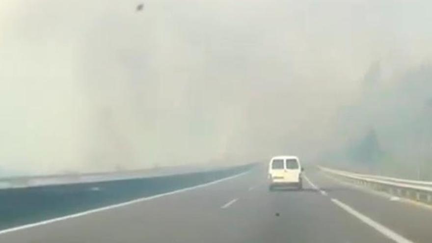 Incendio en Galicia: el humo del fuego en Rianxo dificulta la circulación