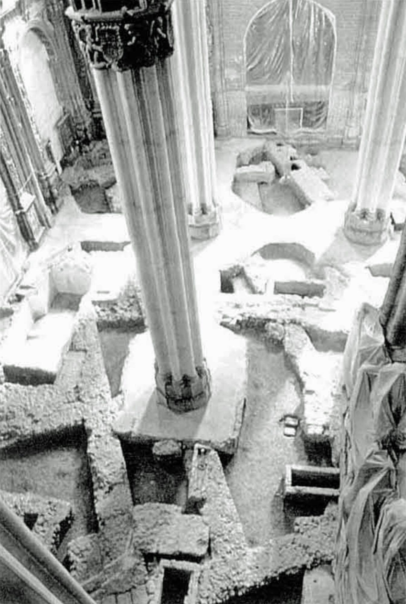 Interior de la Seo en 1992. Cimientos del templo del Foro Romano