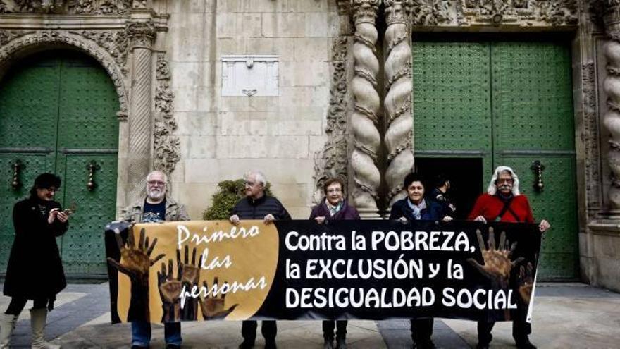 Quejas por el recorte social y la falta de participación