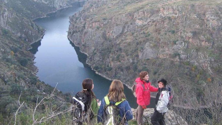 Un grupo de turistas contempla Arribes en el Duero internacional.