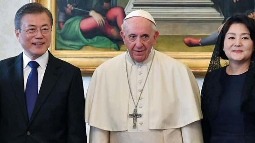 El papa Francisco, junto al presidente surcoreano y su mujer.