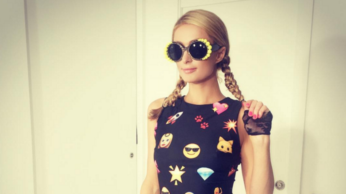 Paris Hilton diseña un vestido con el print de los emojis