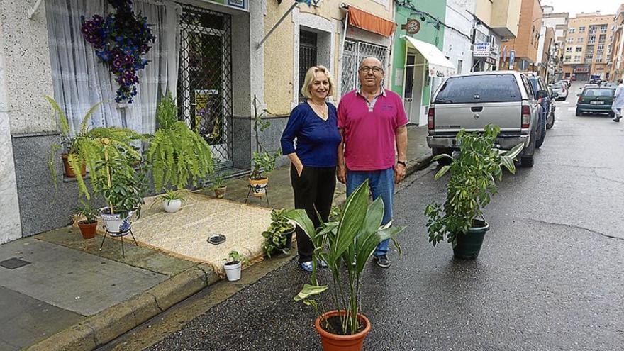 Vecinos de San Roque ponen sus Cruces de Mayo