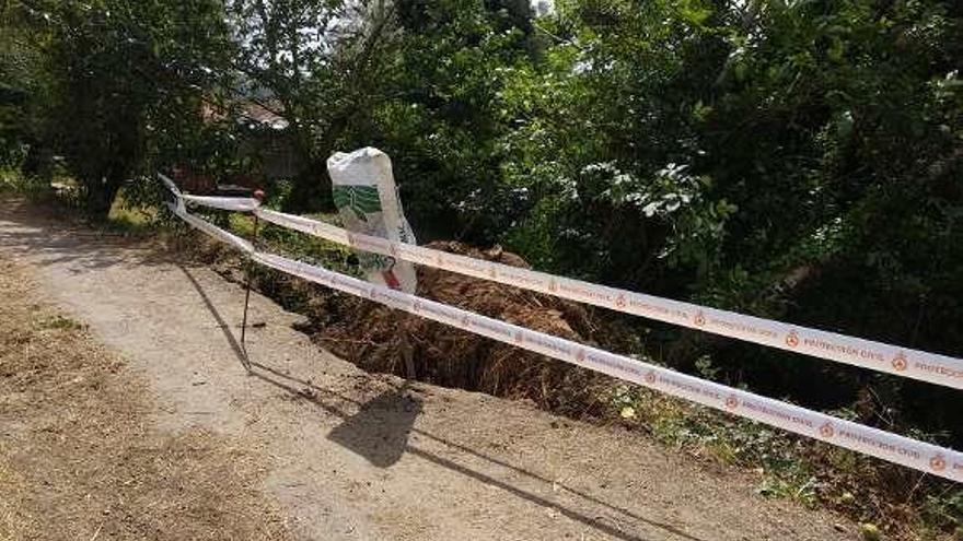 La brigada de obras arregla una fuente en Filgueira y valla una vía en Vilanova