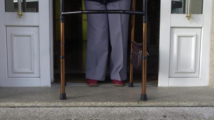 Una persona con dependencia, a la puerta de su domicilio.