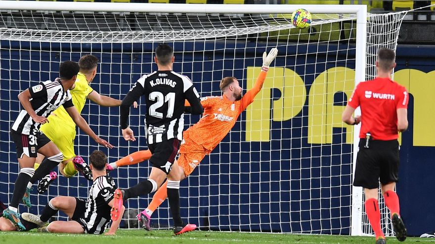 El FC Cartagena cae con dureza en La Cerámica (5-2)