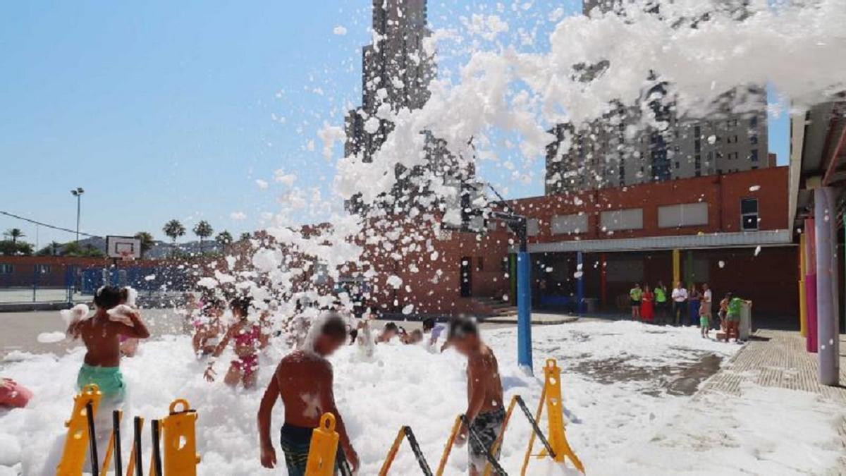 La Escuela de Verano tiene numerosas actividades, entre ellas la fiesta de la espuma