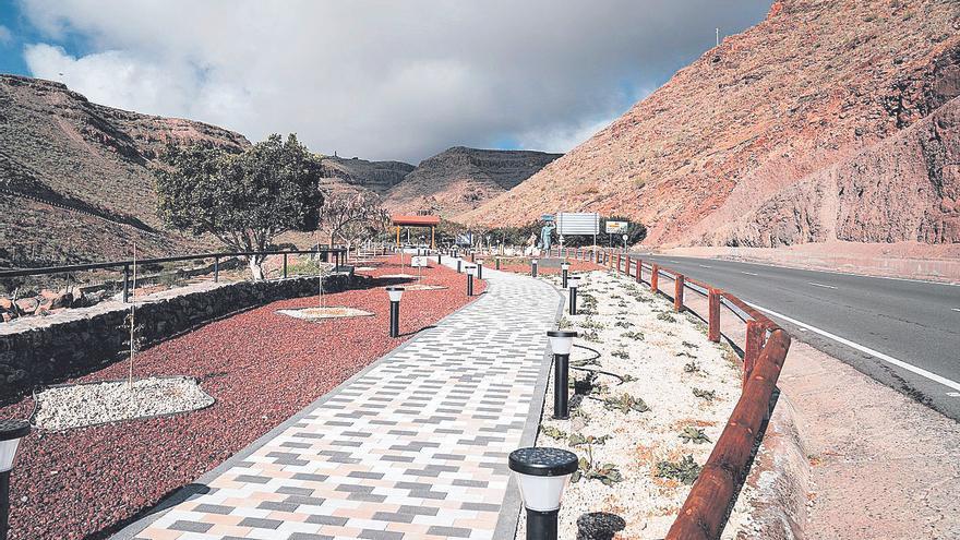 Culminadas las obras de mejora de las zonas ajardinadas en los espacios turísticos