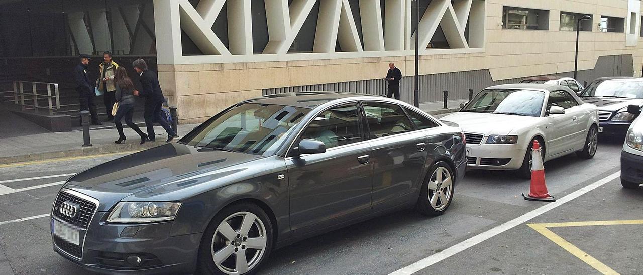 Vehículos de lujo intervenidos al entramado en la puerta de la Comisaría de Alicante el día que empezaron los registros