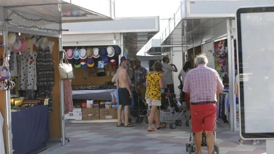 La ordenación de las nuevas casetas en la plaza Castilla.