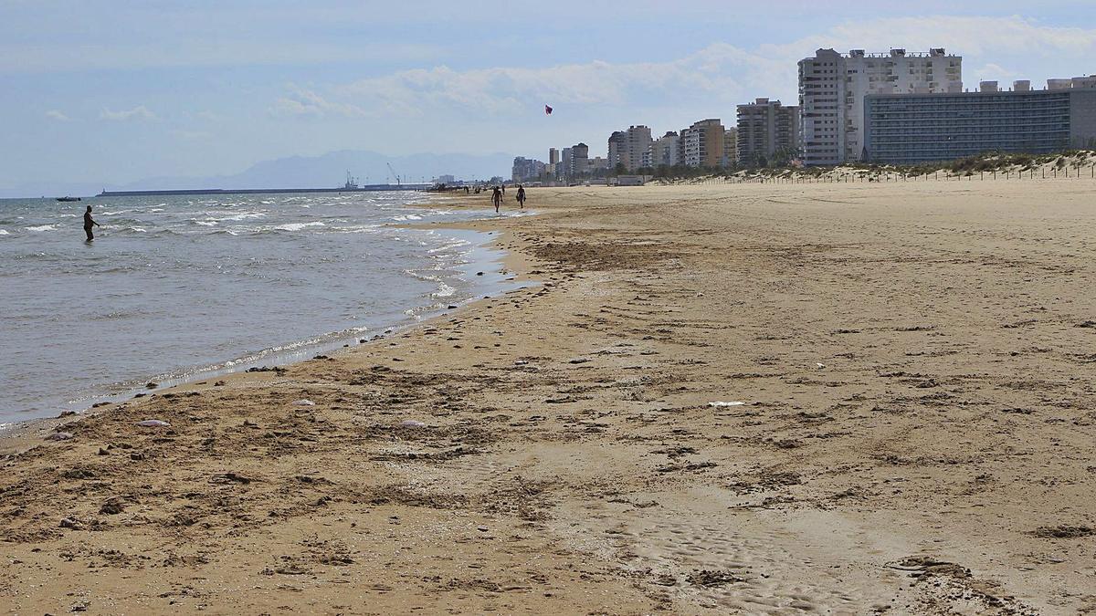 Vista de los edificios de la playa de Gandia desde l’Auir. | XIMO FERRI