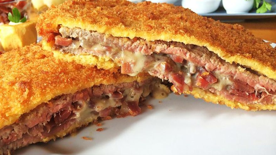 “Una auténtica locura”: El cachopo XXL que está rompiendo esquemas en este restaurante de Telde