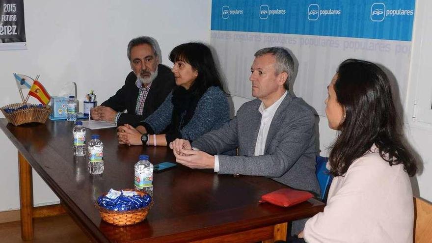 Berta Pérez (en el centro) con Tourís, Rueda y Ramallo, en la asamblea de ayer del PP en Bueu. // G.N.