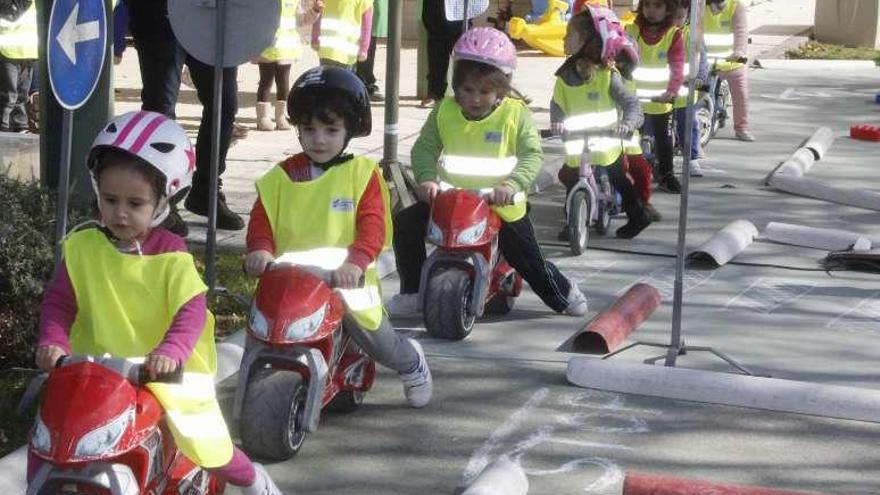 Niños en el circuito habilitado en la Infantil de Berducedo. // S.A.