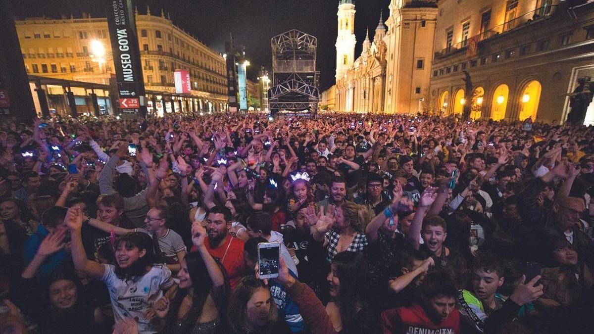 Un concierto celebrado en la plaza durante unas Fiestas del Pilar.