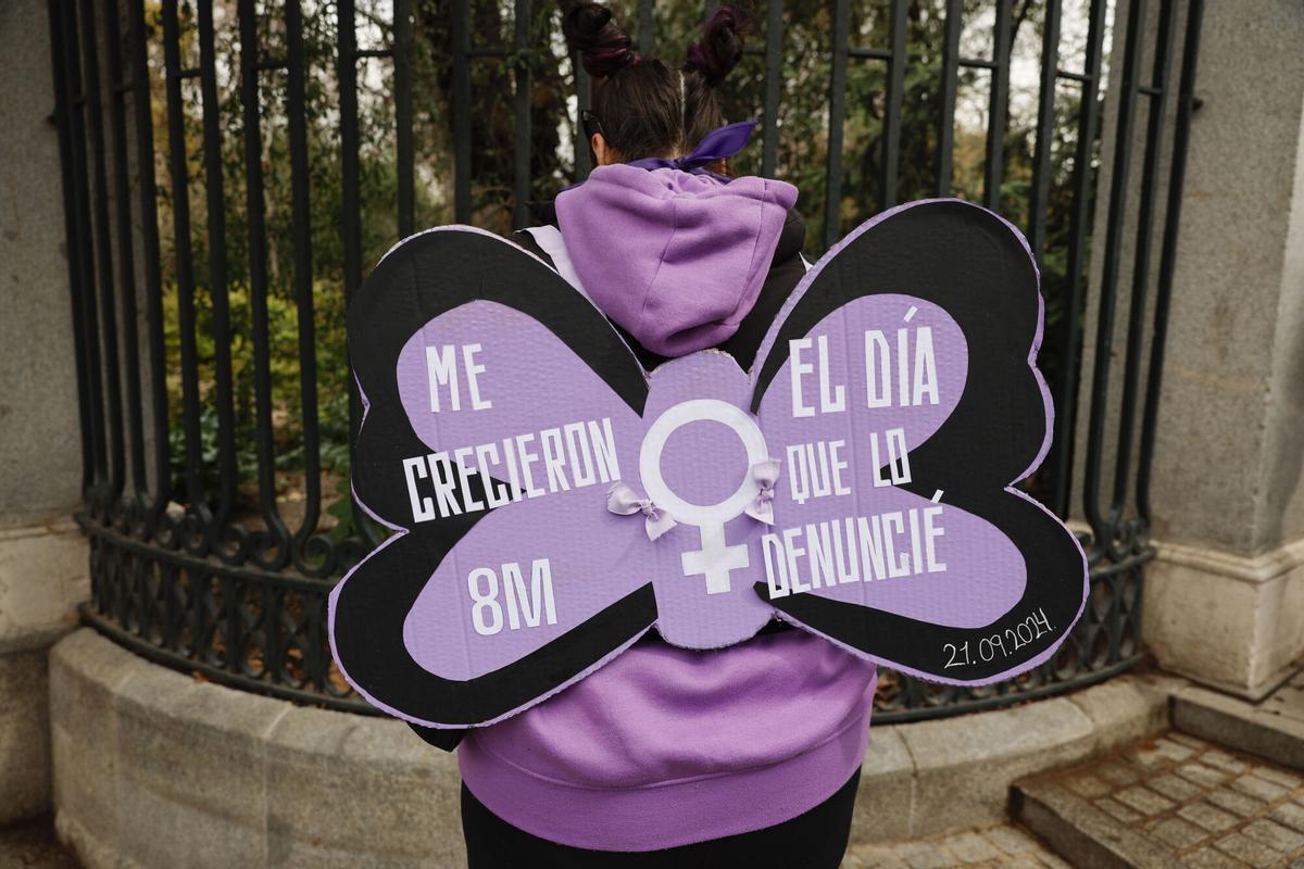 Detalle del mensaje de una participante en la manifestación convocada por la Comisión 8M con motivo del Día de la Mujer, con el lema "Amigas, al fascismo lo paramos las feministas", en Madrid este domingo.