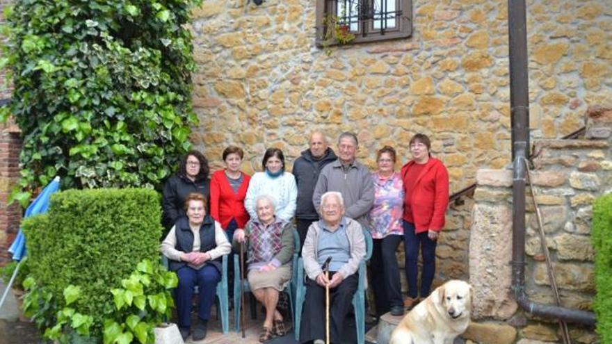 Por la izquierda y de pie, Laura Palacios, Carmen Díaz, Conchita Castaño, Baltasar Labra, José Antonio Vega, Aurelia Bungardean y Aurina Díaz; sentados, Carmen Fernández, Belarmina Martínez y Emilio Díaz.