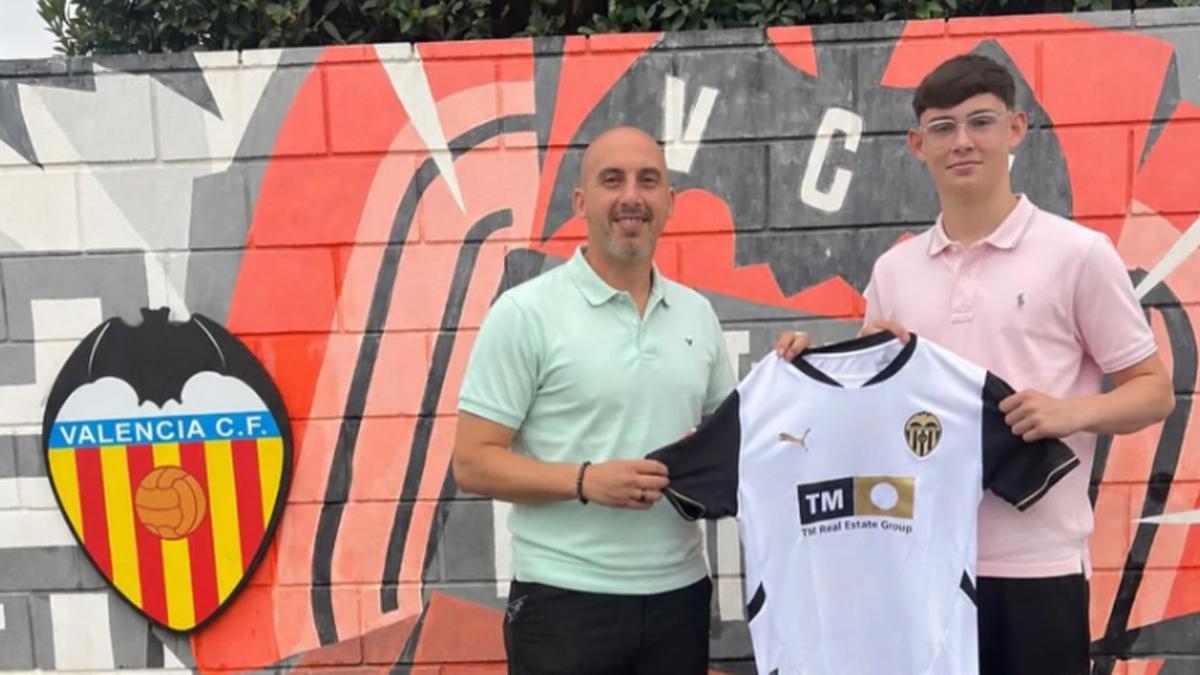 Hugo Álvarez, posando en el muro de la Academia tras su fichaje