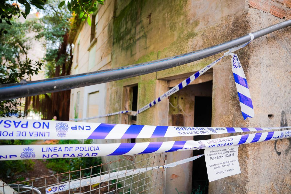 Clausura de una «narcovivienda» por parte de un juez por primera vez en Vigo, ubicada en la calle Carballeira da Rabadeira, en la zona de A Miñoca.