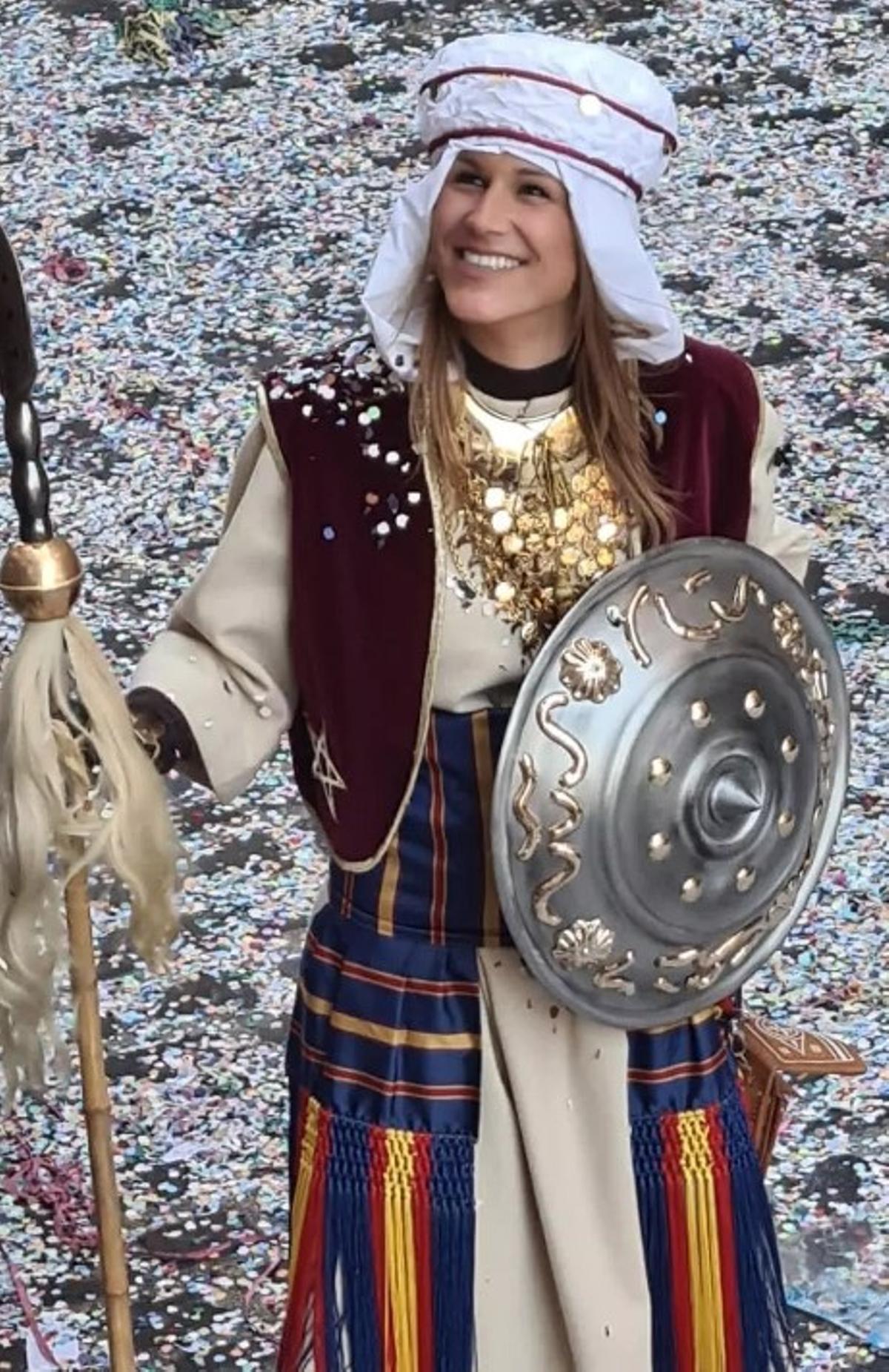 Ana es la primera mujer alferez.
