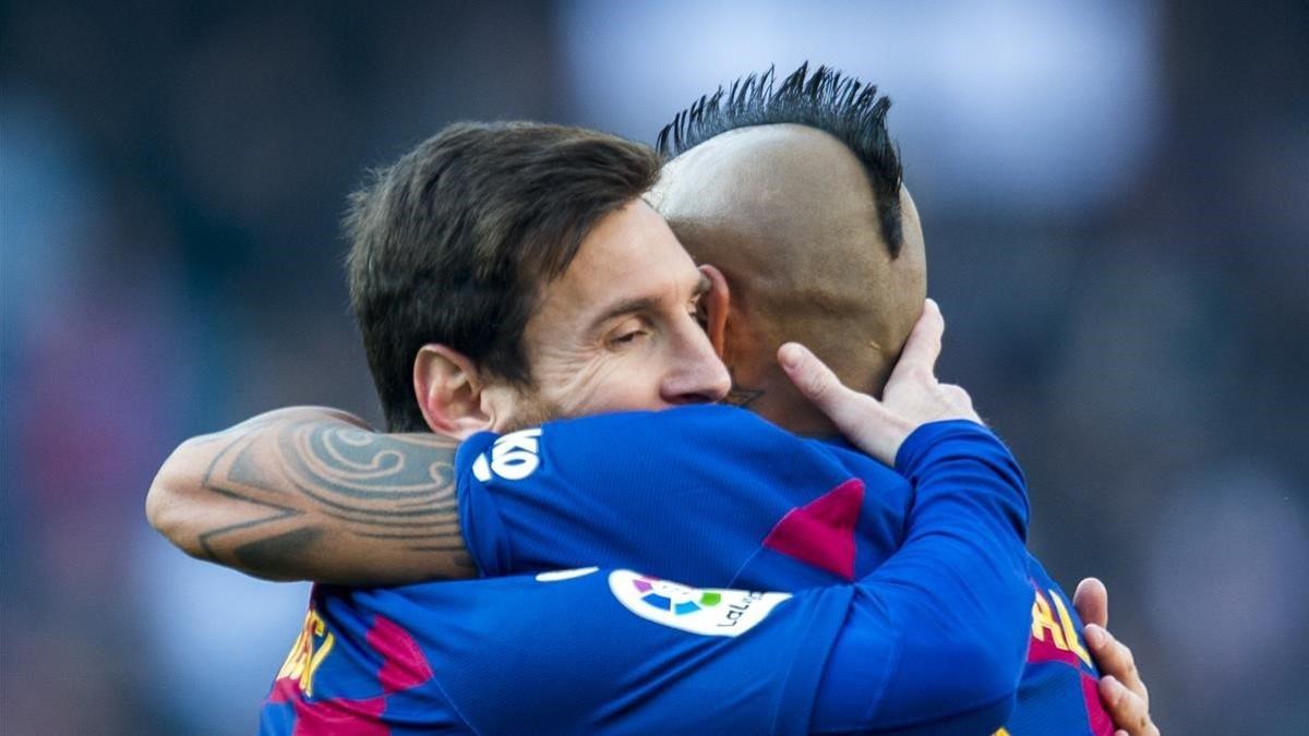 Messi es felicitado por Arturo Vidal tras marcar un gol al Eibar.